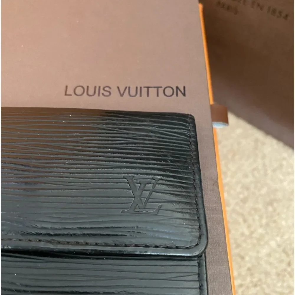 Auth LV black epi key fob is A+‎ condition. Matching wallet and bag available